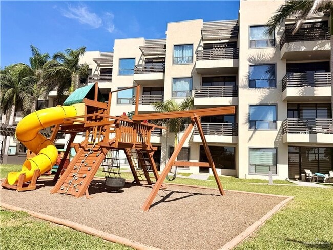 Building Photo - 38 Travis St