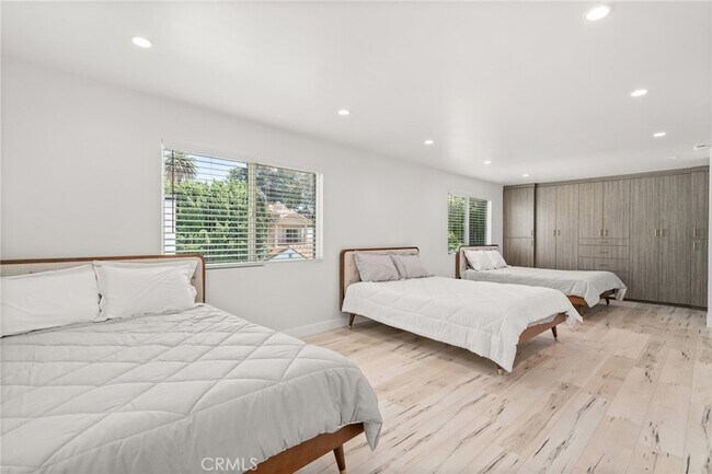 Building Photo - 4630 Cedros Ave
