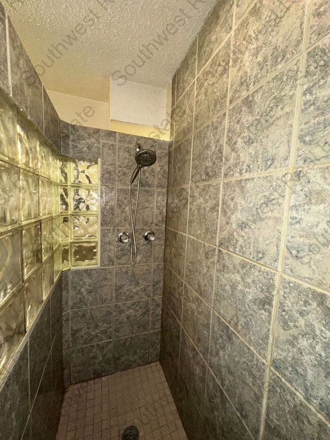 Building Photo - Spacious 3 bedroom, 2 bathroom home