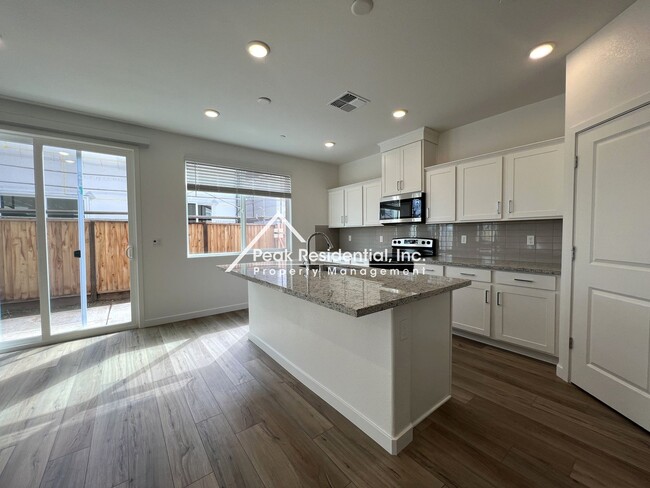 Building Photo - Newer Sacramento 4bd/2.5ba Home!