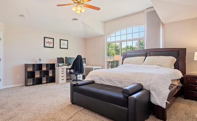 Building Photo - Huge room in a large shared home, private ...