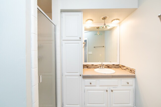 Building Photo - 510 N Poplar St