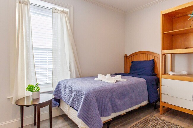 Building Photo - 717 Lancaster Ave