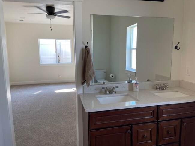 Building Photo - Single-Level 2 Bed / 2 Bath | Garage Available June 1st