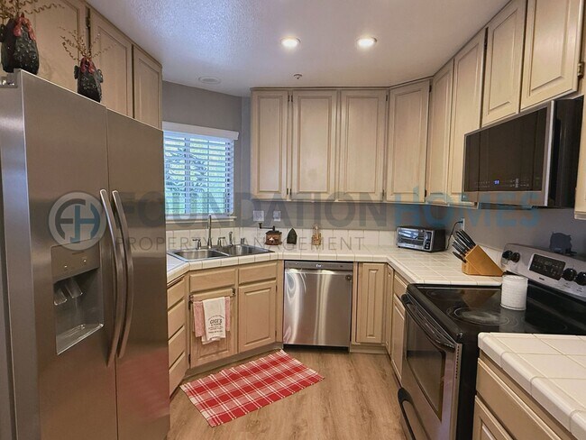 Building Photo - 38 Bridle Path Ln
