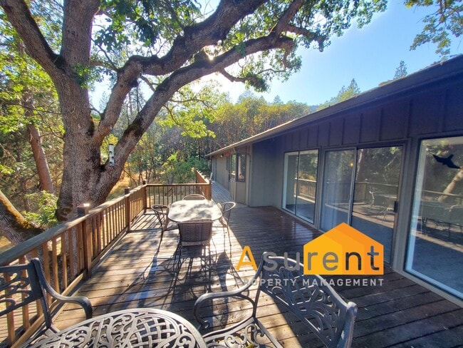 Building Photo - Amazing Property on 1.25 Acres Available S...