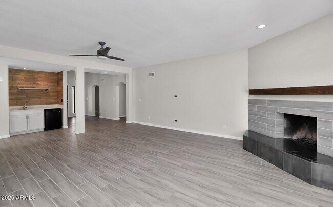 Building Photo - 6614 E Kelton Ln