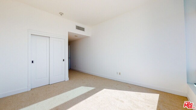 Building Photo - 900 W Olympic Blvd