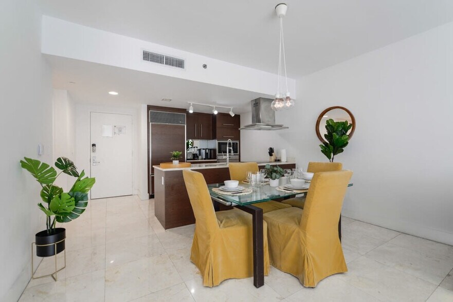 Building Photo - 485 Brickell Ave