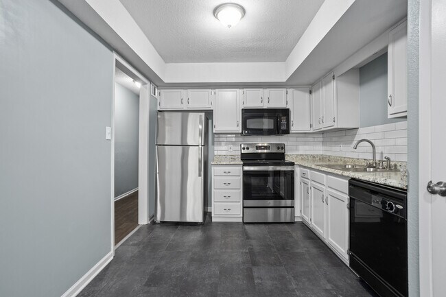 Building Photo - 642 NW Valleybrook Rd