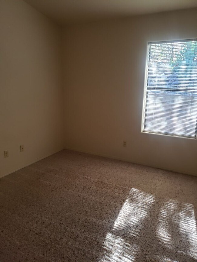 Building Photo - 2 bed / 2 bath - 2 car attached garage