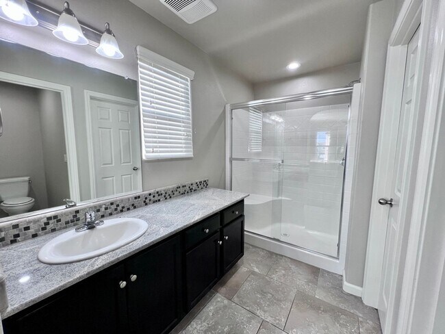 Building Photo - $2,195 DeWolf & Barstow, 3 Bedroom House - Clovis / Community Pool + Neighborhood Parks