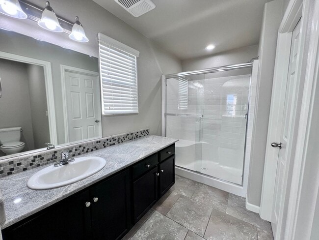 Building Photo - $2,295 DeWolf & Barstow, 3 Bedroom House - Clovis / Community Pool + Neighborhood Parks