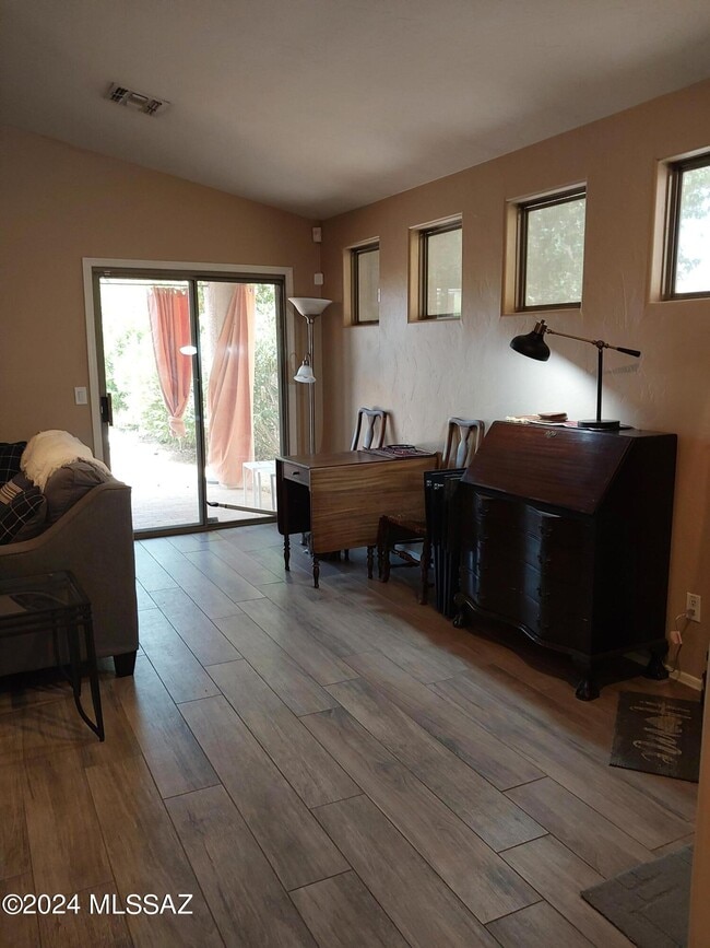 Building Photo - 9674 E Country Ct