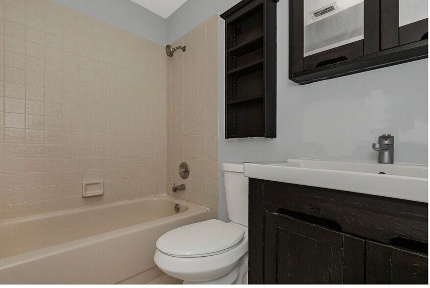 Building Photo - 161 Meadows Dr