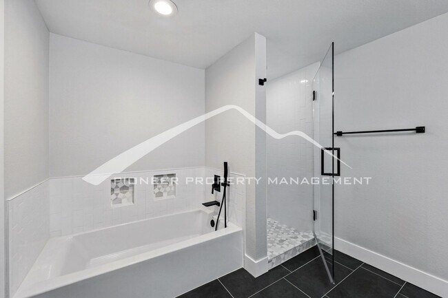 Building Photo - Spacious LoHi Condo with Washer/Dryer and ...
