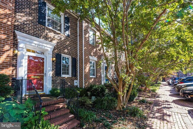 Building Photo - Waterfront Townhome Living in Sought-After Alexandria Location