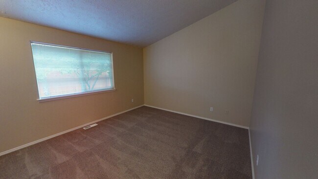 Building Photo - Single Level  House in Sandy- Great Open Floor Plan- Pet Friendly!