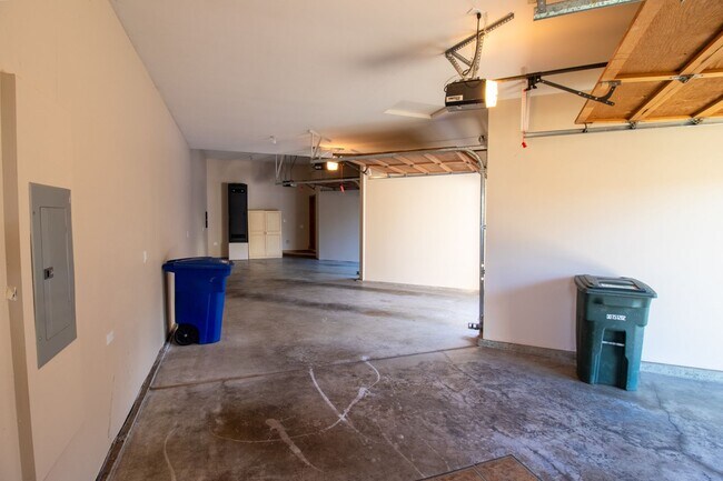 Building Photo - 4bd/4ba Bellevue Home