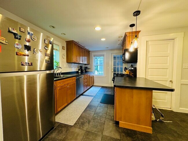 Building Photo - 20 Rockview Rd