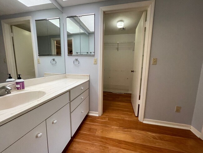 Building Photo - 2 BR 2 Bath Condo in Reflections on the Ri...