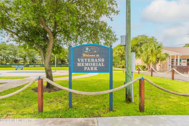 Building Photo - 798 Main St