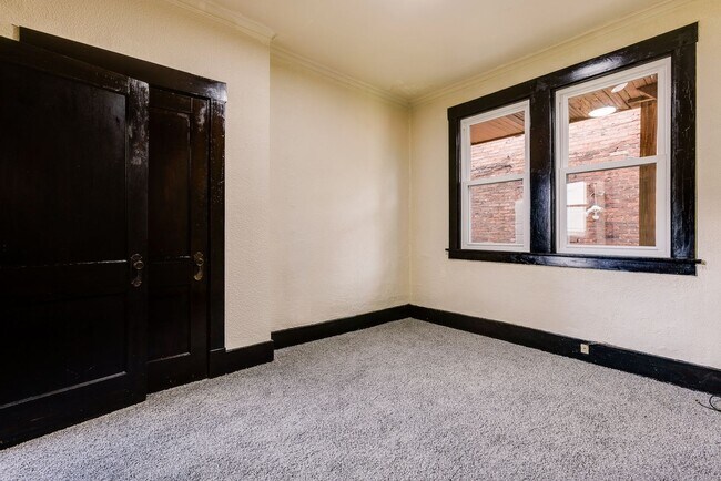 Building Photo - 609 E Warrington Ave