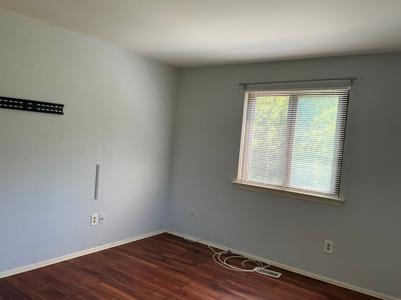 Primary Bedroom - 403 Stockton Ct