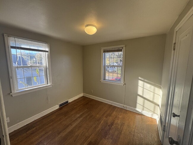 Building Photo - 2 Bedroom, 1 Bathroom Unit in 2nd Street D...