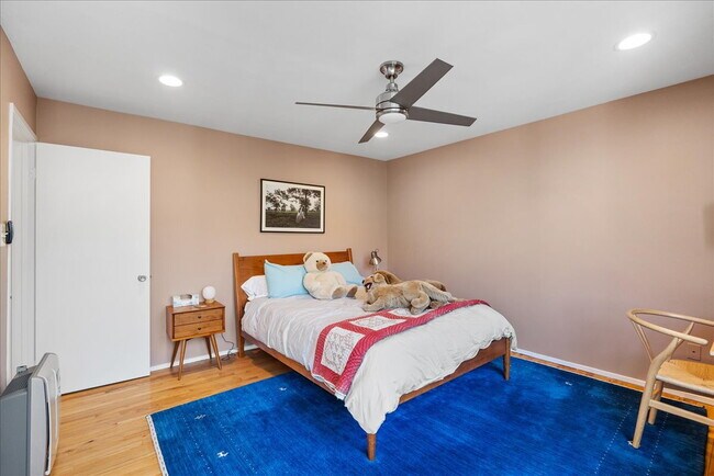 Building Photo - Unique 3BR / 1.5BA Mid-Century Townhome in Reston’s Iconic Hickory Cluster