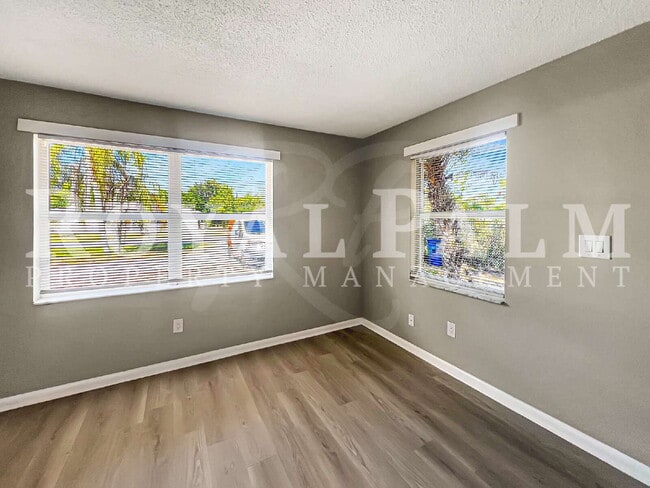 Building Photo - Fort Myers 1BR/1BA Freshly Renovated on First St! Cozy, Clean, and Finally Affordable.