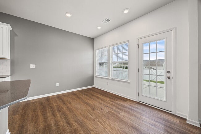 Building Photo - "Spacious 4-Bedroom Home Located In Desira...