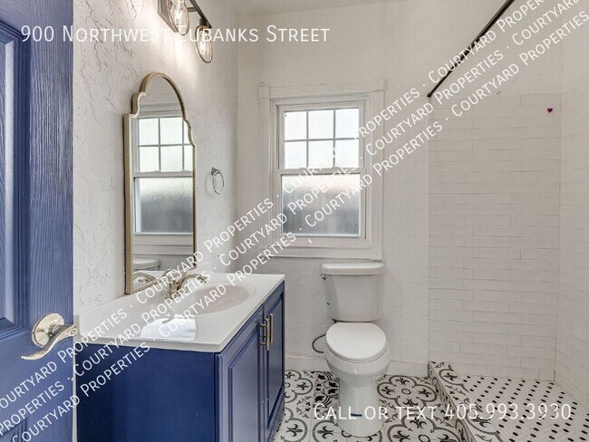 Building Photo - 900 NW Eubanks St