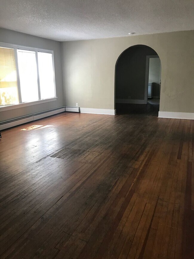 Building Photo - STUDENTS WELCOME! 2 Bed / 1 Bath Home - Walking Distance to CSU