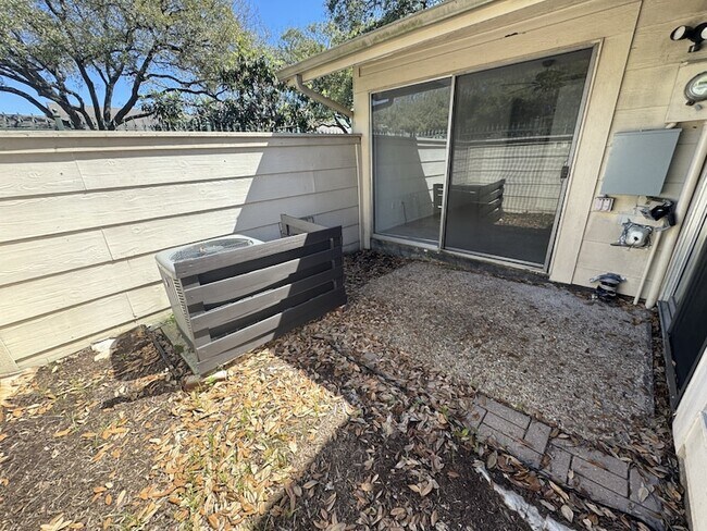 Building Photo - 13002 Leader St