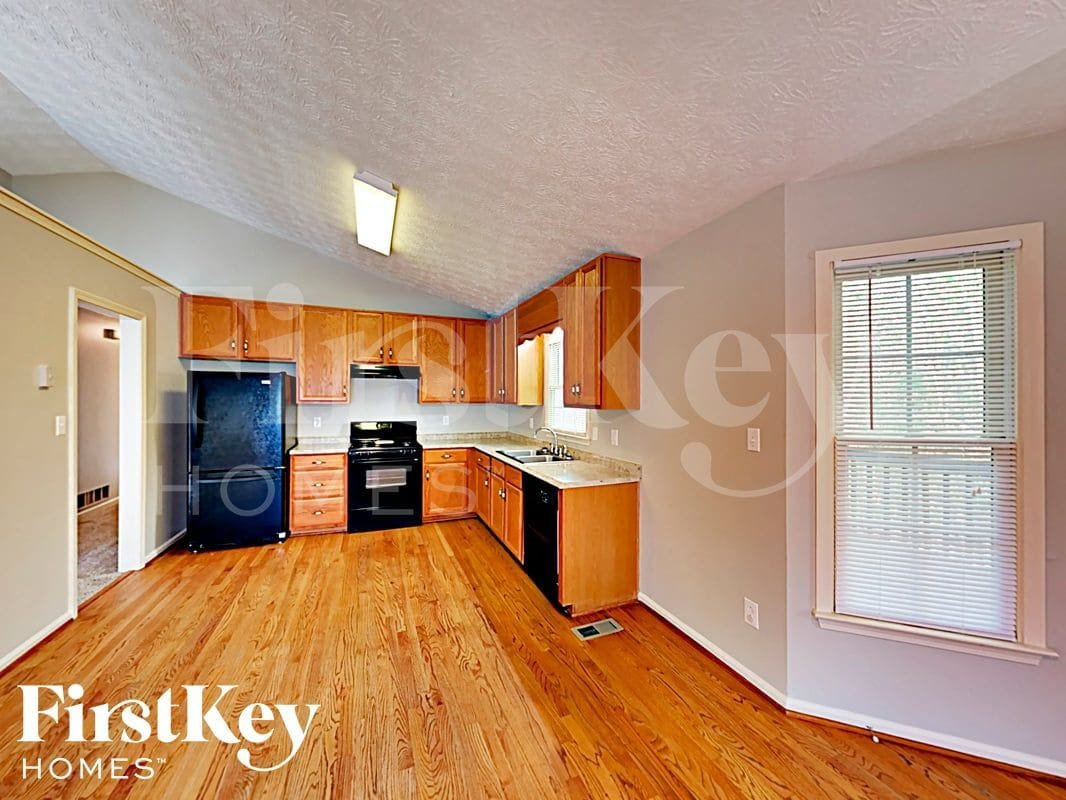 Building Photo - 452 Maplewood Ln