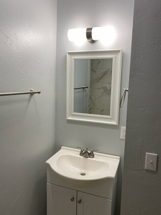 Building Photo - 324 S Benjamin St