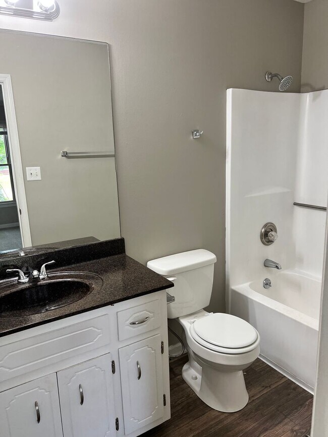 Building Photo - 3 Bedroom Home close to I24