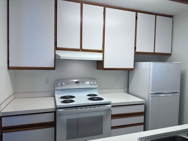 Building Photo - NE Bend Rental Near St. Charles Hospital | 2 Bed, 1 Bath | Off-Street Parking | 97701