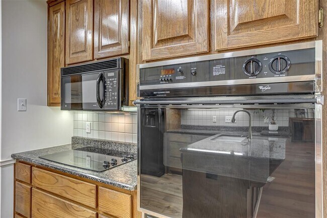 Building Photo - 410 Rolling Green Dr