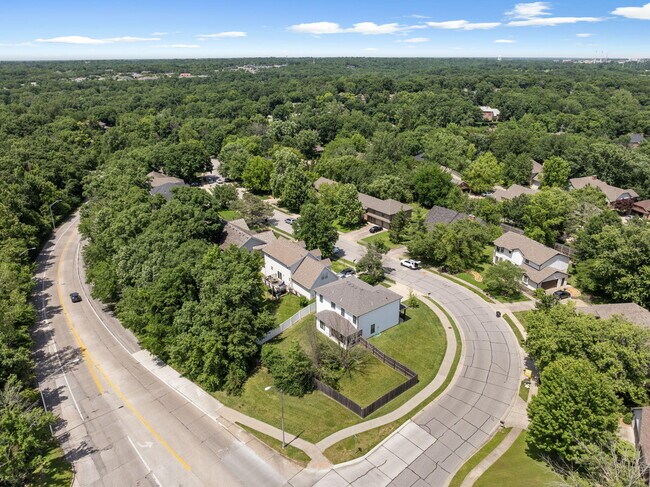 Building Photo - 3201 Crestwood Ln
