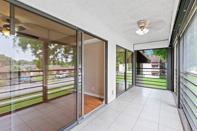 Building Photo - 5040 Rose Hill Dr