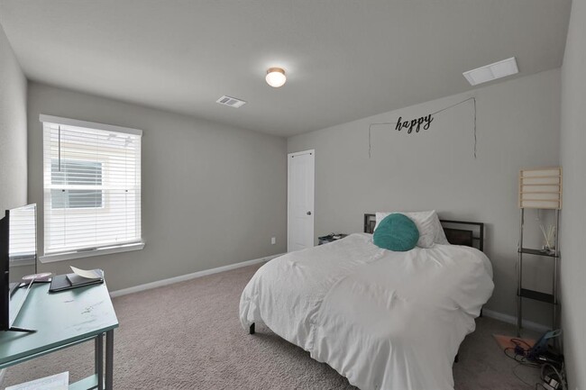 Building Photo - 2267 Raider Dr