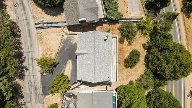 Building Photo - 4 Bedroom 2 Bath Level Entry Home