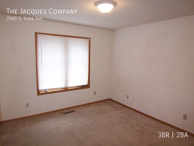 Building Photo - 2560 S York Ave