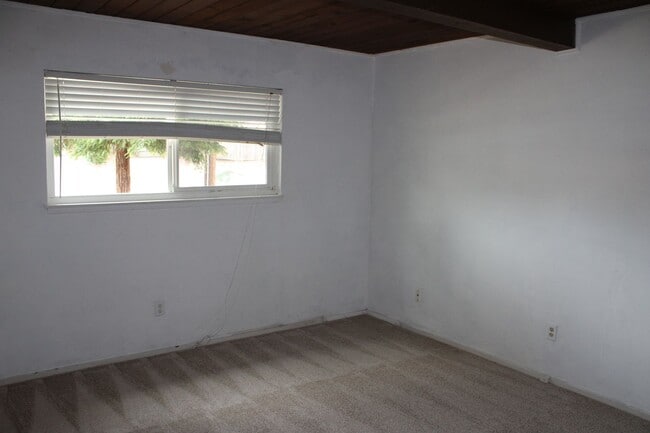 Building Photo - 3 bed 1 bath home