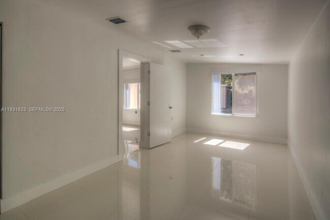 Building Photo - 14935 NE 11th Ct