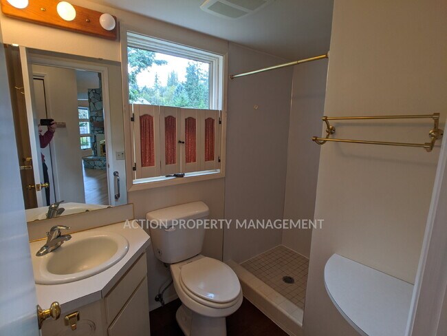 Building Photo - 3 bed 3 bath on 4.8 acres w/ beautiful water view