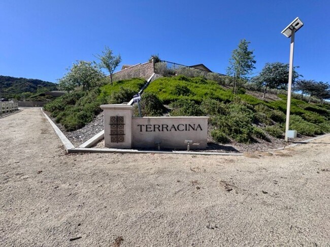 Building Photo - Stunning 5 Bedroom + Office Home with Priv...