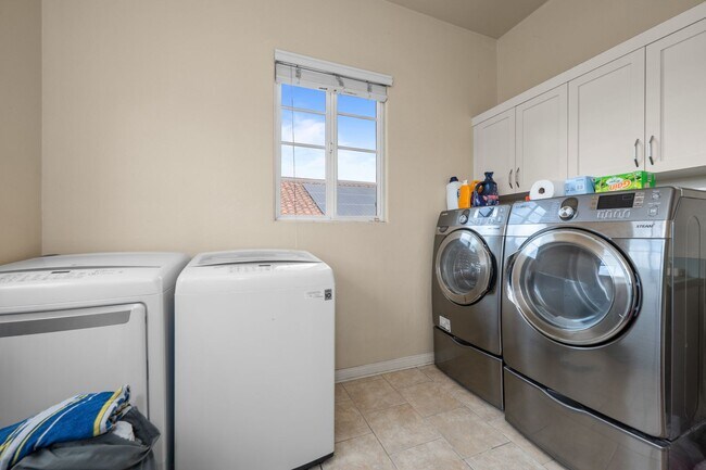 Building Photo - Expansive estate style home - 5 minute drive to SDSU!